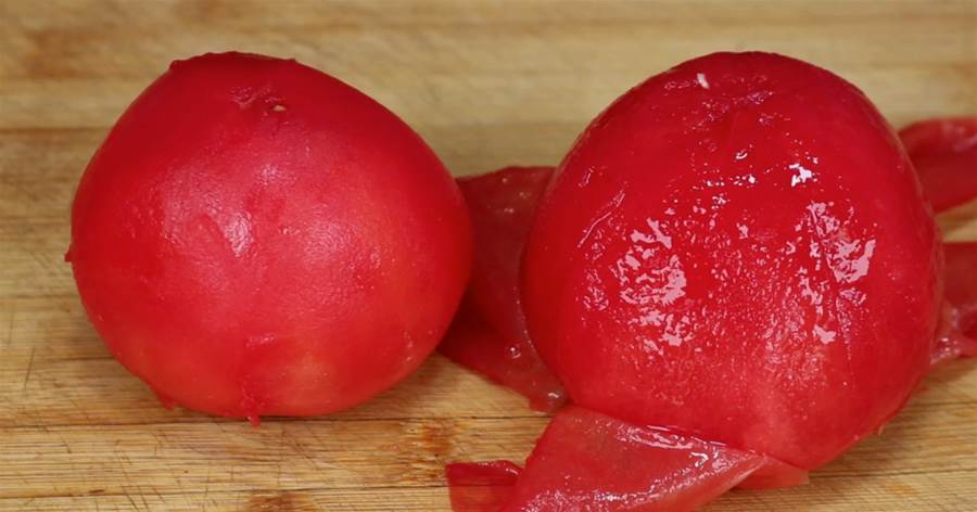 番茄去皮「開水燙」是最笨的方法，大廚教你2招，省時省力，簡單又實用