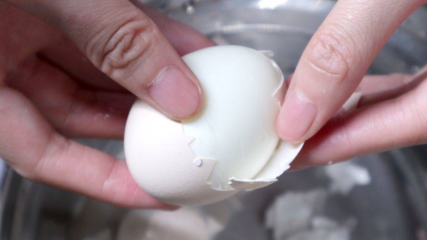 雞蛋煮熟后，直接放入冷水中就錯了，教你正確做法，蛋殼一敲就脫落，遠離細菌蛋
