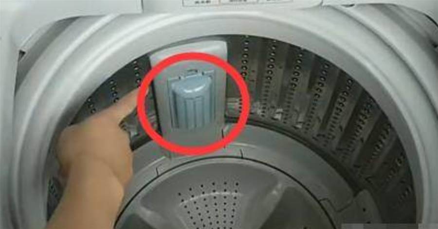 洗衣機有個「隱藏開關」！打開后，臟水「嘩嘩流」，實在太好用了