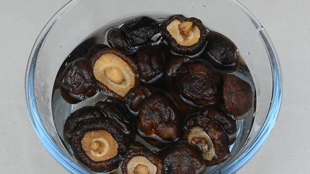 泡發干香菇時，最忌用熱水和冷水，教你3個小技巧，香菇營養又香