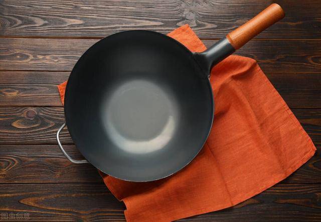 剛炒完菜的鐵鍋，不能馬上用冷水沖洗，否則老生銹粘鍋，漲知識了
